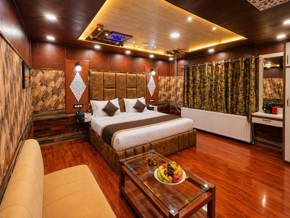 Deluxe Double Room | Premium bedding, down comforters, pillowtop beds, in-room safe