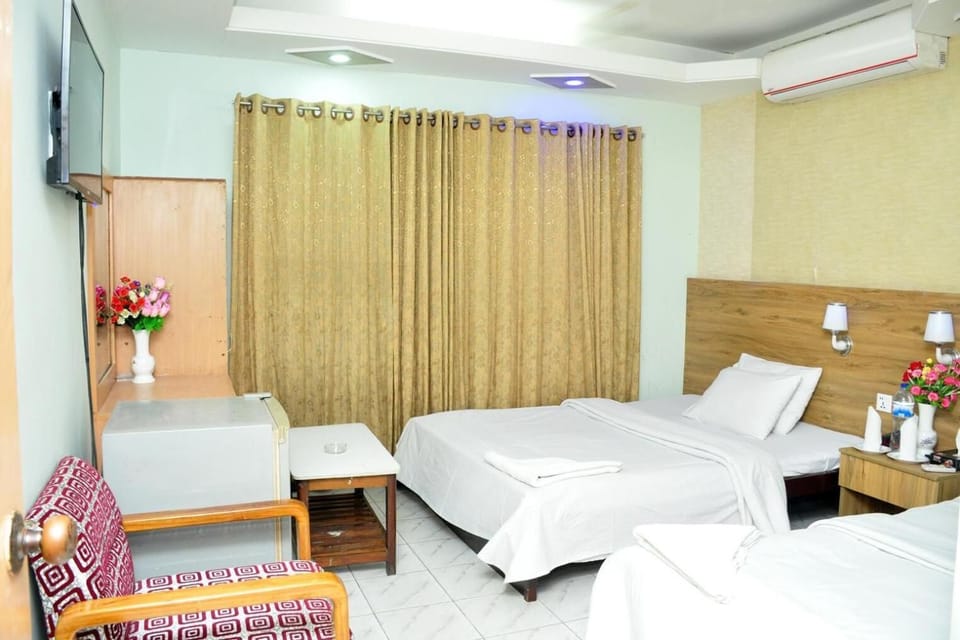 Desk, soundproofing, free WiFi, bed sheets