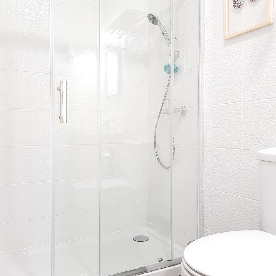 Apartment, 1 Bedroom | Bathroom | Shower, towels