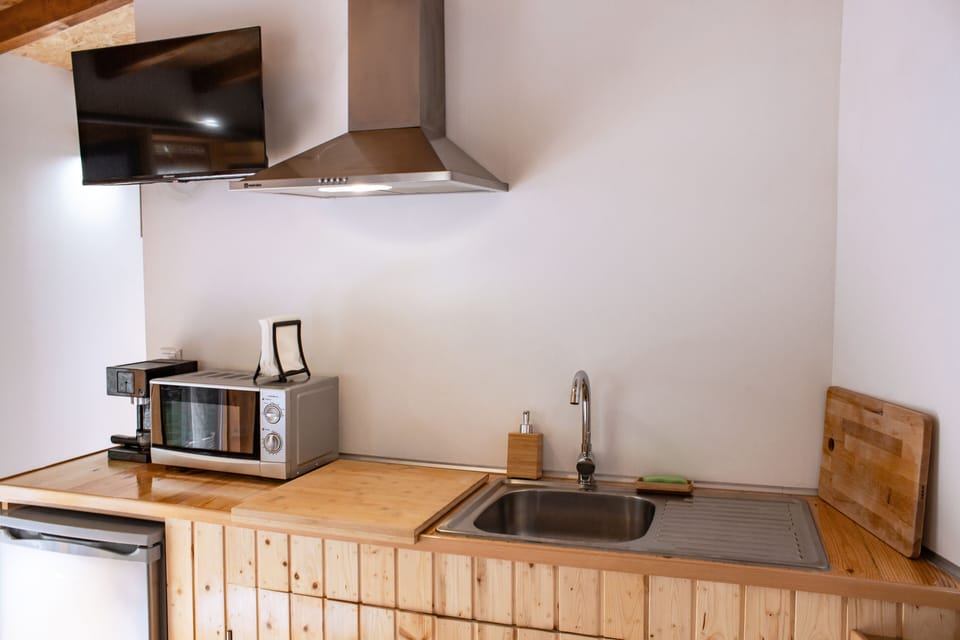 Family Room, Kitchenette, Garden View | Private kitchen | Cookware/dishes/utensils