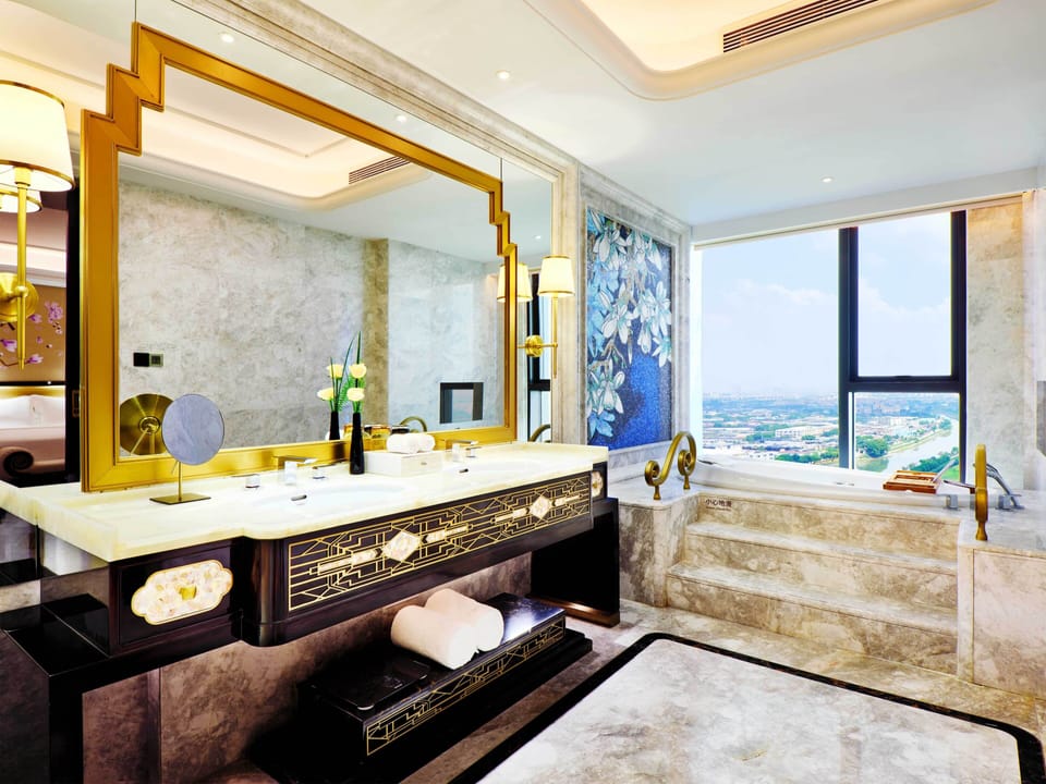 Deluxe River View King Room | Bathroom | Hair dryer, bathrobes, slippers, towels