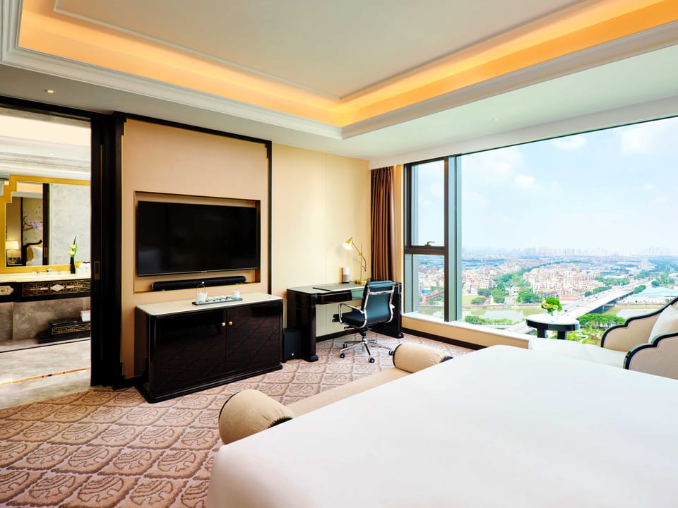 Deluxe River View King Room | Minibar, in-room safe, desk, blackout drapes