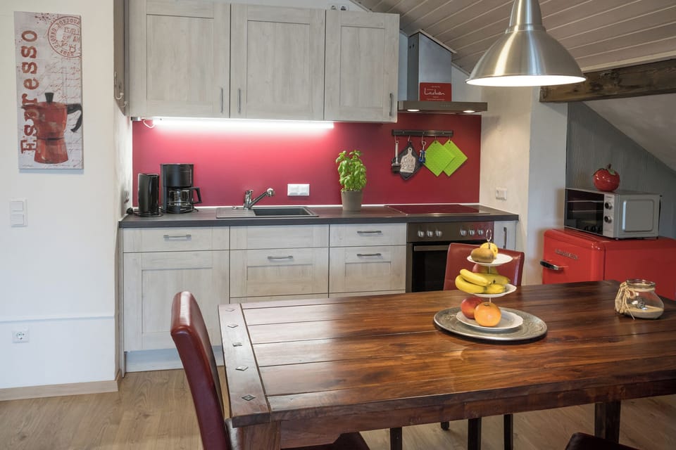 Comfort Apartment, 1 Bedroom, Non Smoking, Mountain View | In-room dining