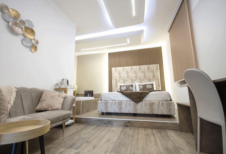 Suite | Free minibar, in-room safe, desk, soundproofing