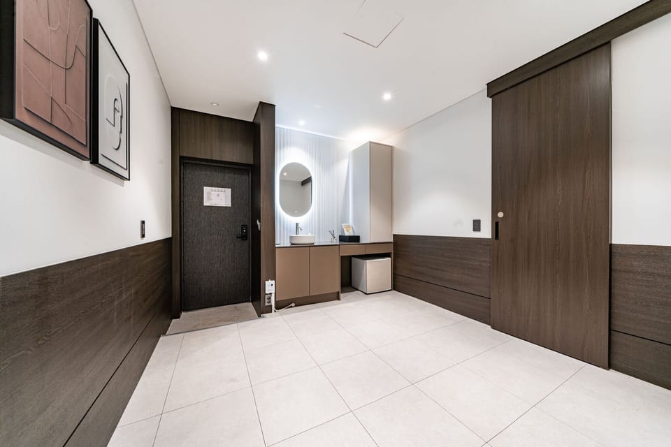 Junior Suite, Non Smoking | Living area | 50-inch flat-screen TV with cable channels, TV, Netflix