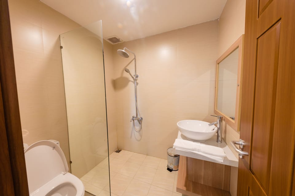 Deluxe Triple Room, River View | Bathroom | Free toiletries, hair dryer, slippers, towels