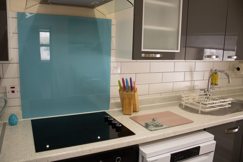 Cottage, 2 Bedrooms | Private kitchen | Full-size fridge, microwave, oven, stovetop