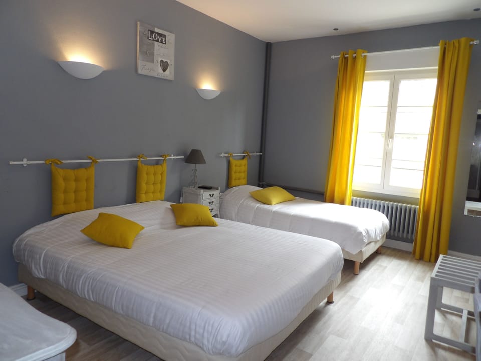 Triple Room | Individually decorated, individually furnished, desk, blackout drapes