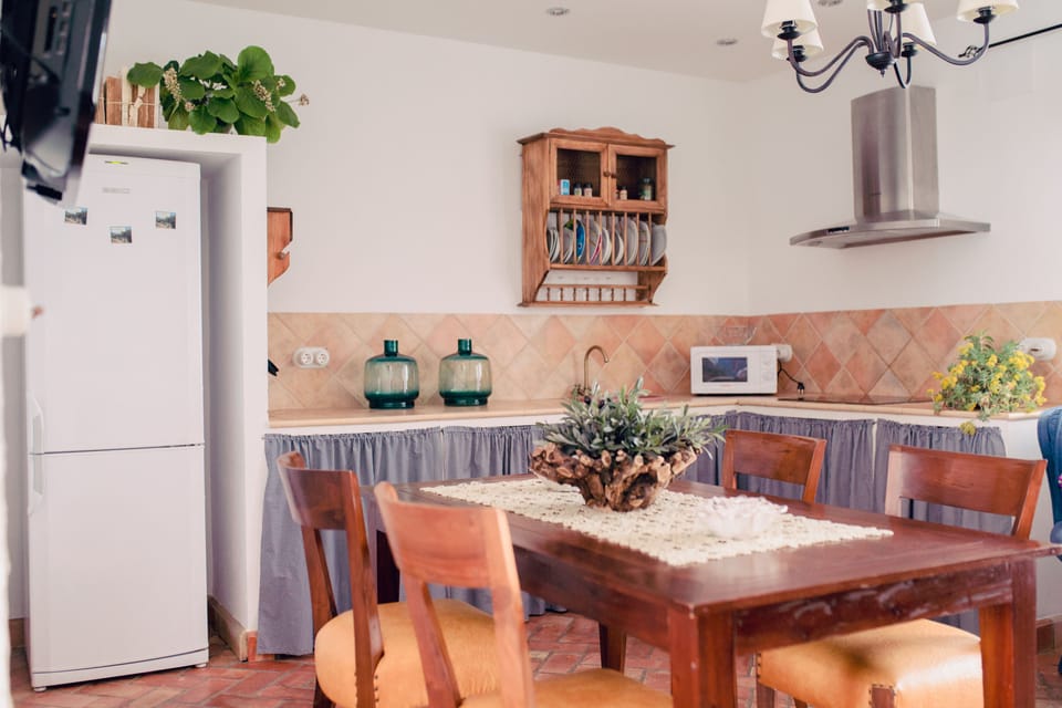 Shared fridge, microwave, cookware/dishes/utensils