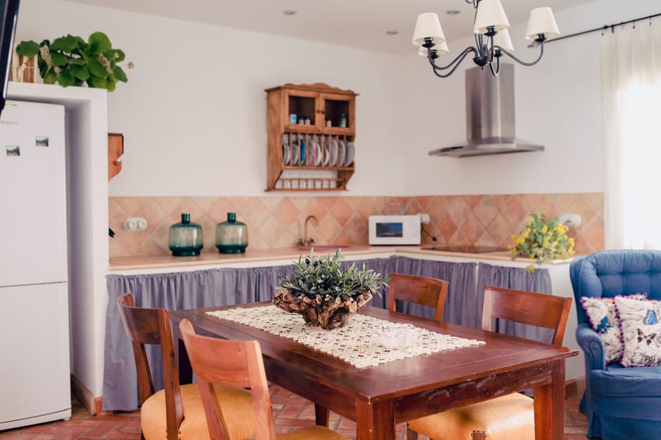 Shared fridge, microwave, cookware/dishes/utensils