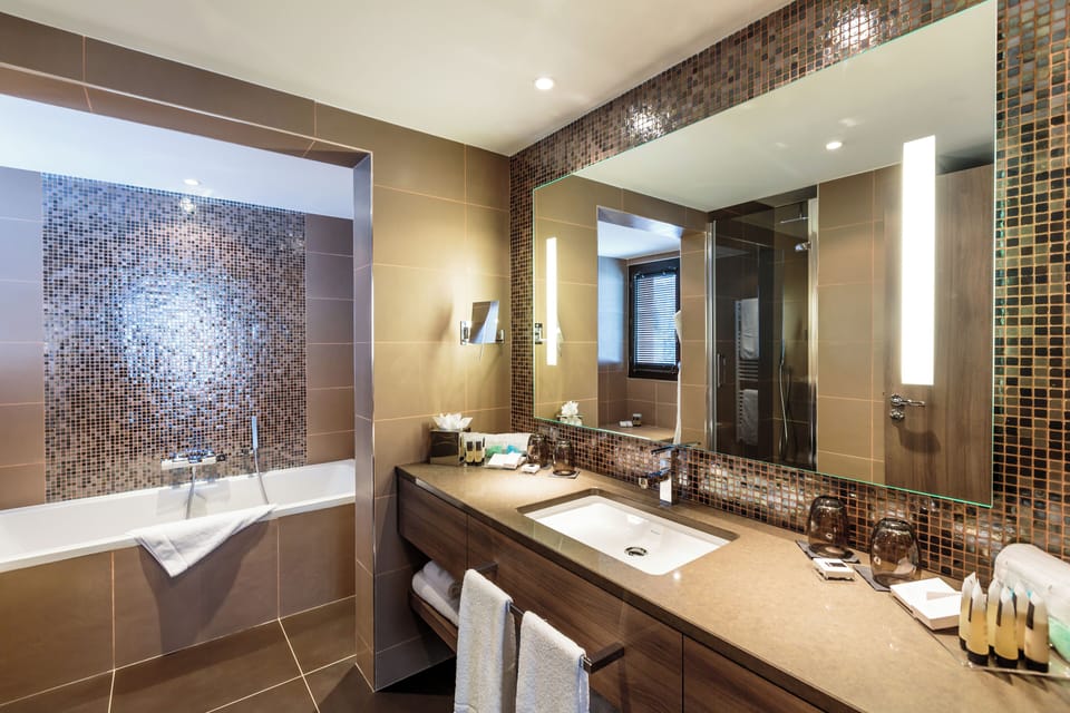 Suite Junior | Bathroom | Free toiletries, hair dryer, slippers, towels