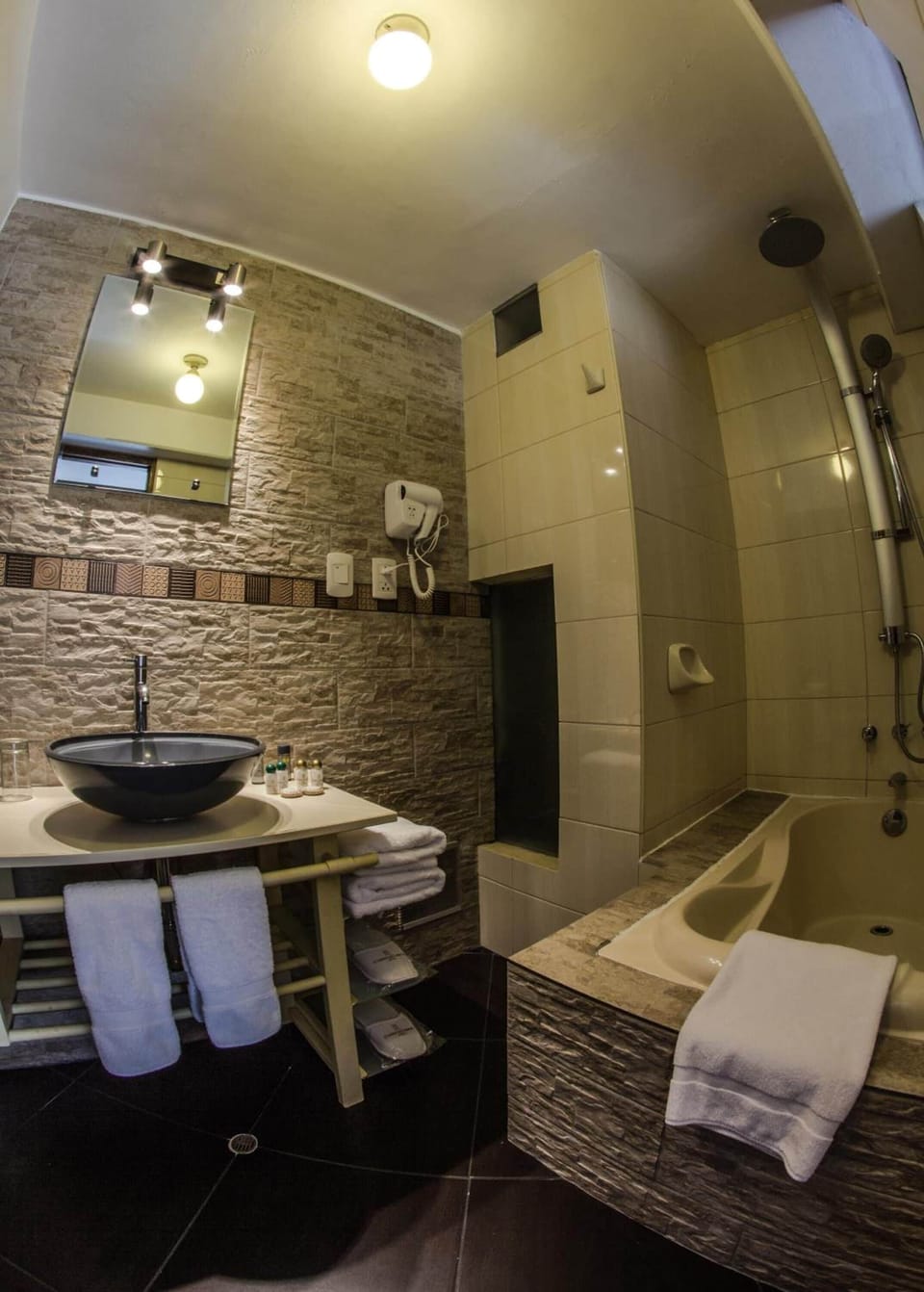 Combined shower/tub, free toiletries, hair dryer, towels