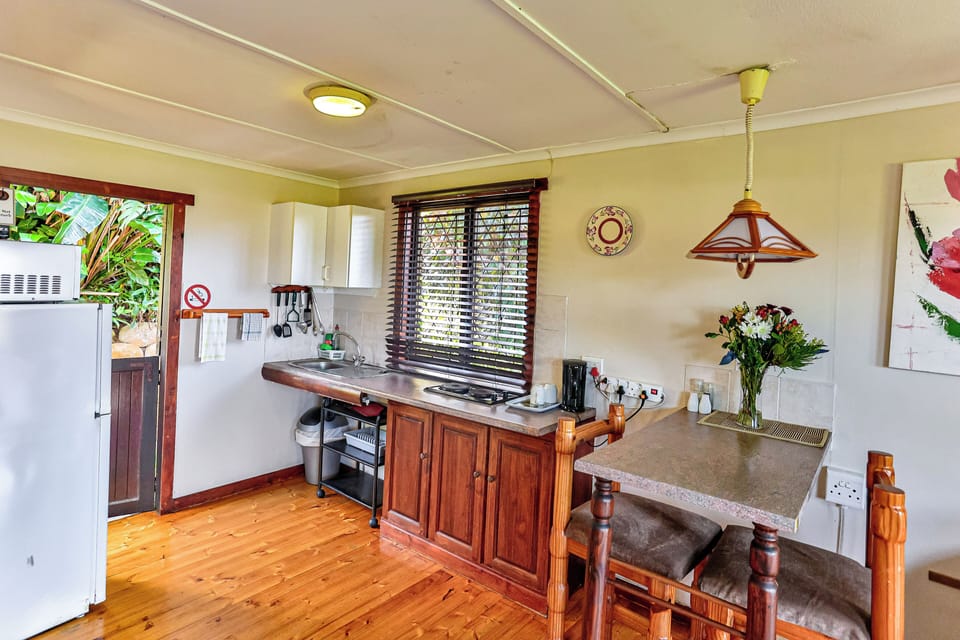 Cabin (Frangipani) | Private kitchen | Fridge, microwave, electric kettle, toaster