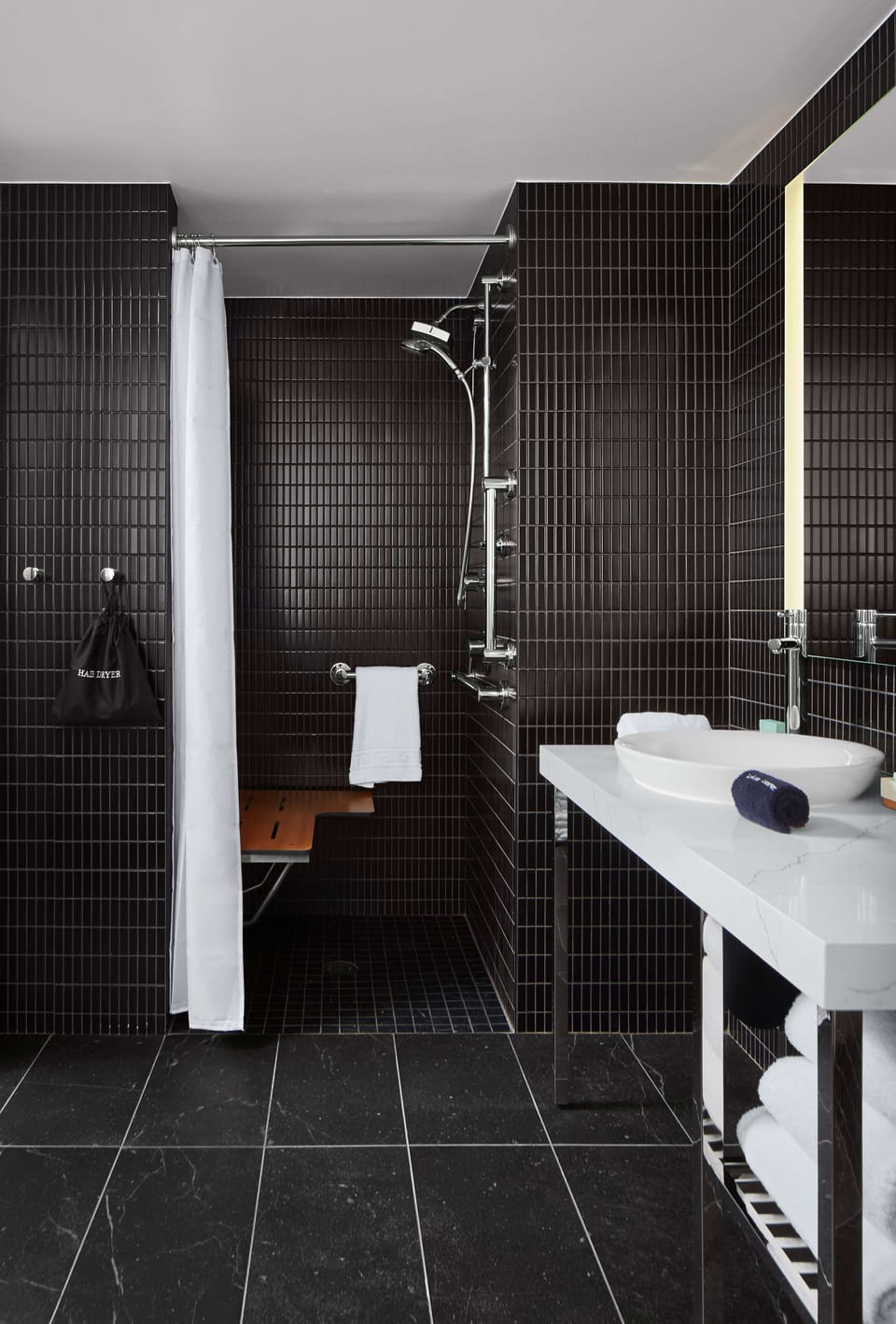 Shower, rainfall showerhead, free toiletries, hair dryer