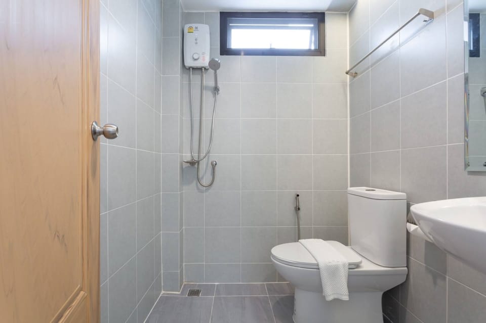Standard Duplex | Bathroom | Shower, rainfall showerhead, free toiletries, hair dryer
