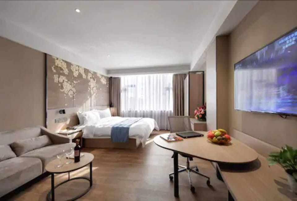 Deluxe Double Room | Minibar, in-room safe, desk, blackout drapes