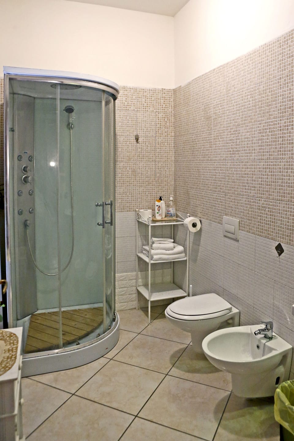 Comfort Double Room, Private Bathroom | Bathroom | Shower, rainfall showerhead, free toiletries, hair dryer