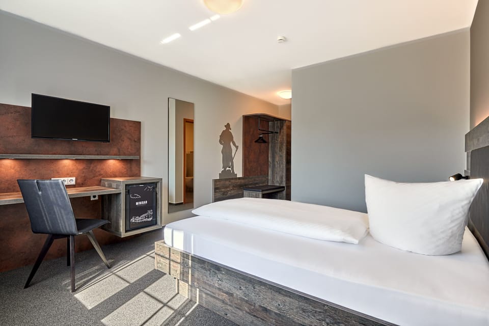 Classic Double Room | In-room safe, desk, laptop workspace, blackout drapes
