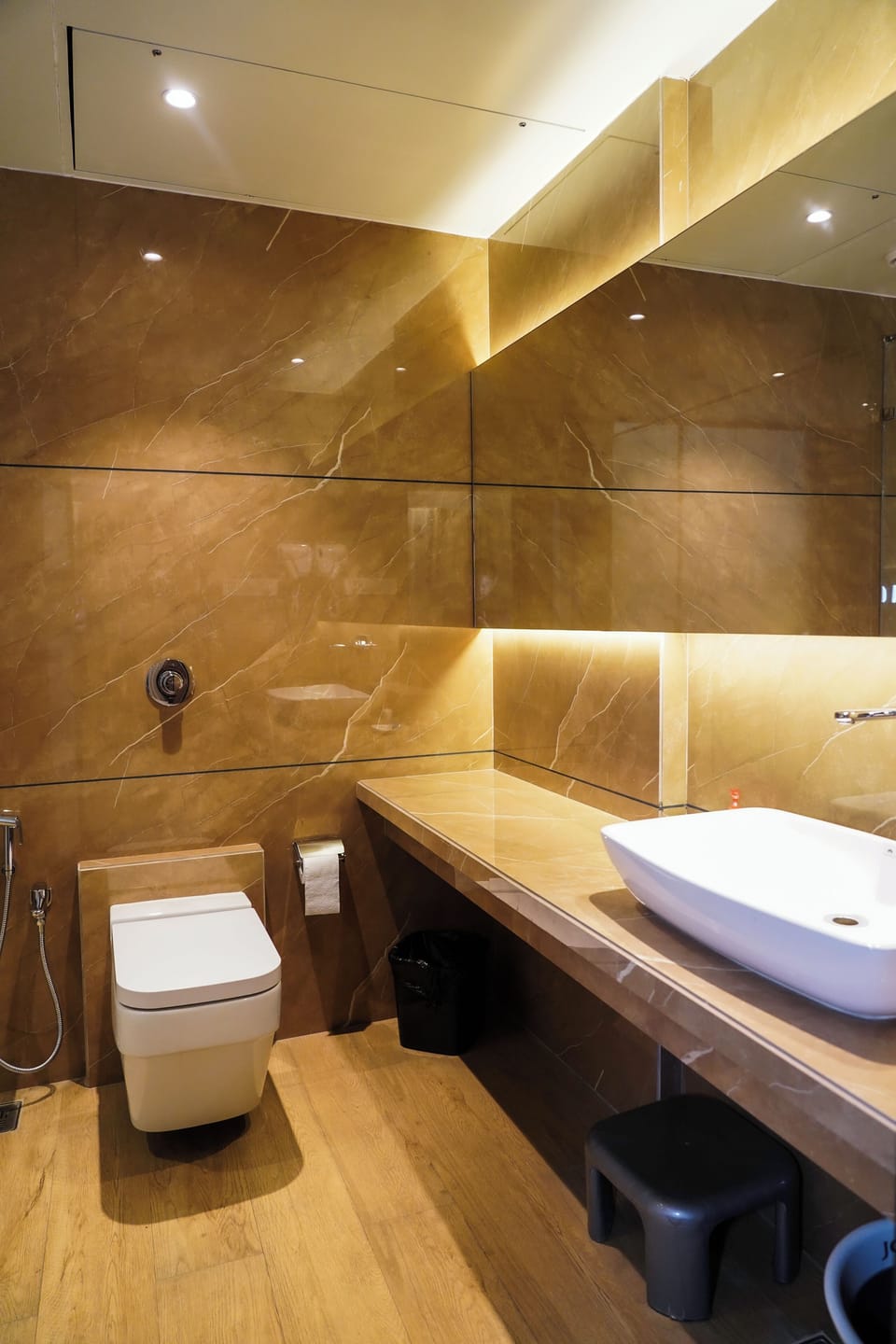 Premium Studio Suite | Bathroom | Shower, free toiletries, towels