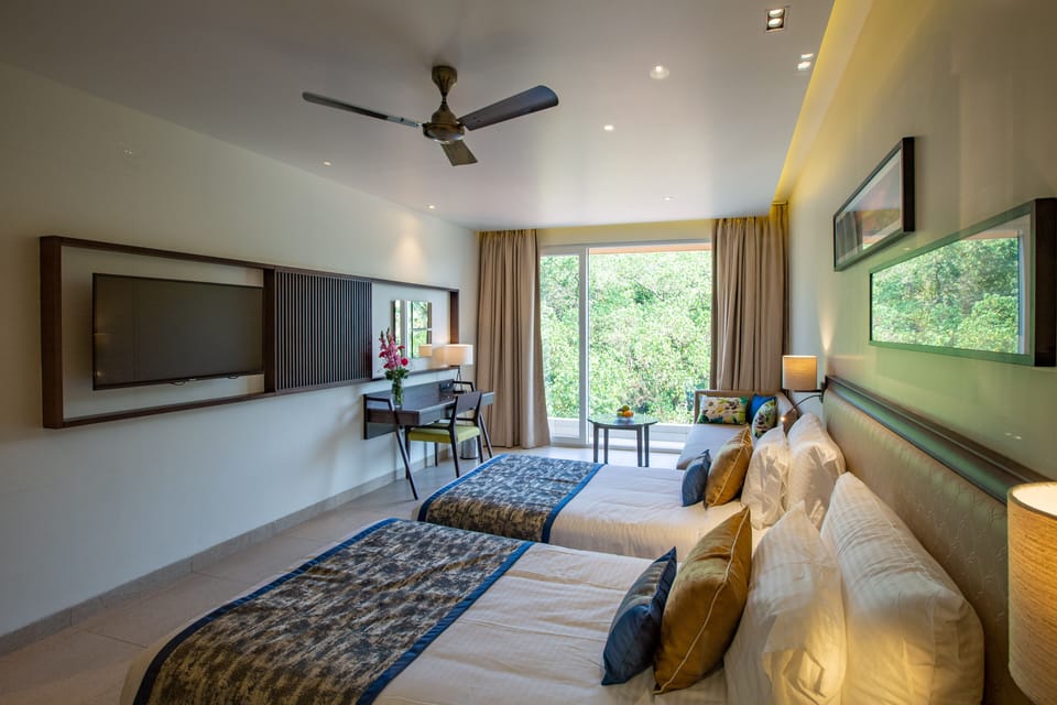 Deluxe Double or Twin Room | In-room safe, desk, blackout drapes, soundproofing
