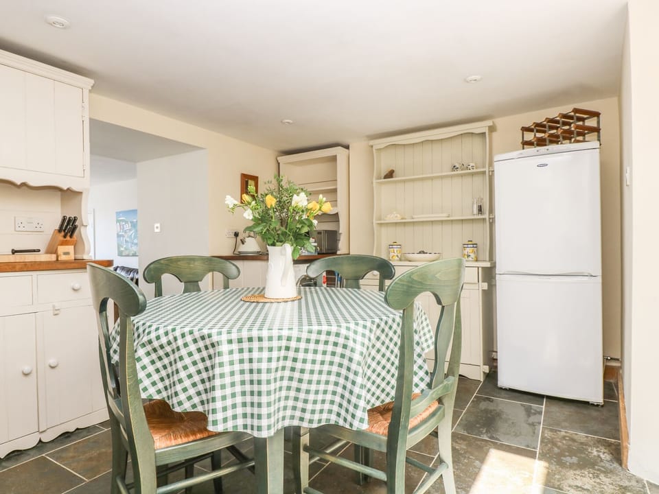 Cottage | Private kitchen | Dishwasher, cookware/dishes/utensils