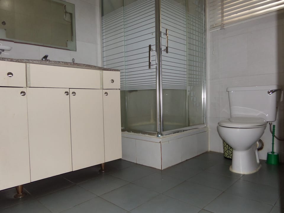 Executive Suite, Non Smoking | Bathroom | Separate tub and shower, deep soaking tub, towels