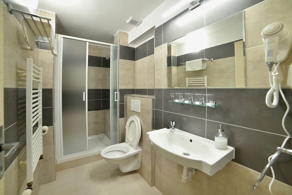 Classic Quadruple Room | Desk, free WiFi