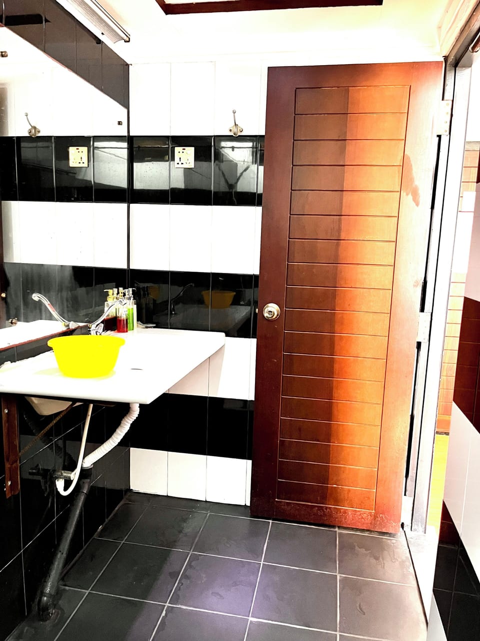 Premium Double Room | Bathroom | Shower, free toiletries, bidet, towels
