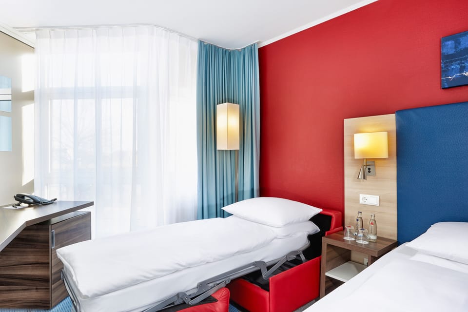 Family Room | In-room safe, desk, free WiFi, bed sheets