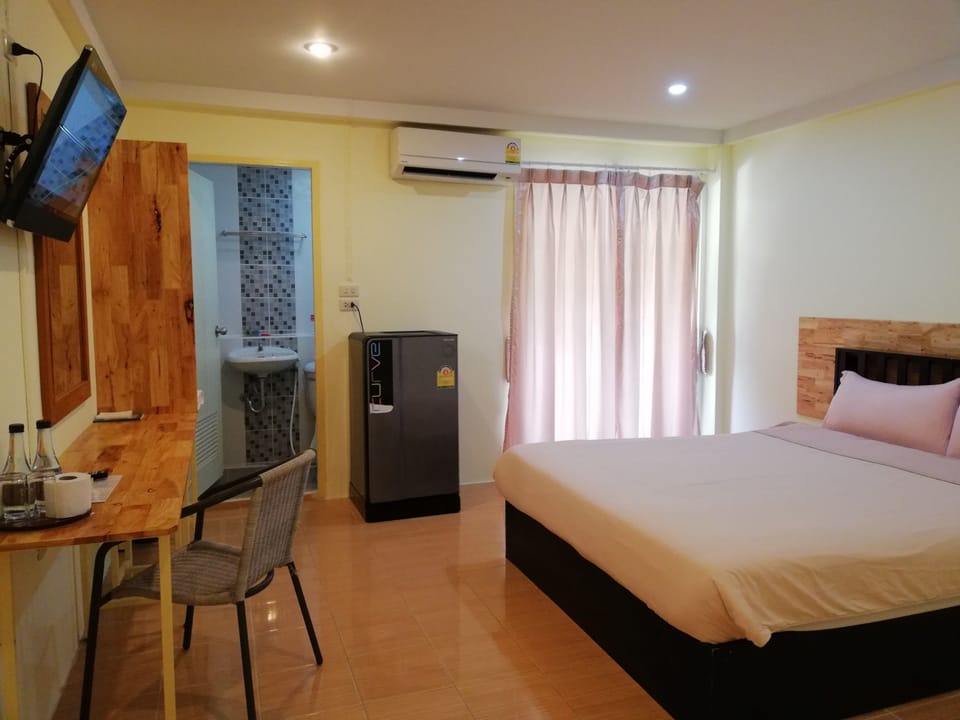 Double Room | Desk, rollaway beds, free WiFi, bed sheets