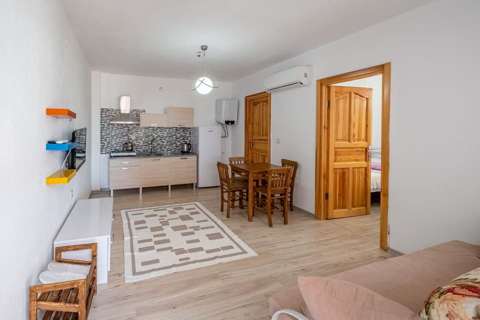Economy Suite (No View) | Living area | 36-inch LCD TV with satellite channels, TV