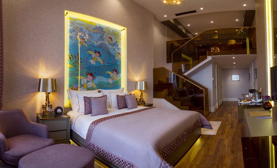 Gallery King Sea View Room | Living area | 49-inch LED TV with cable channels, TV, Netflix