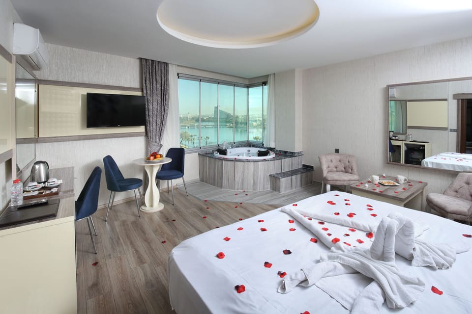 Deluxe Studio Suite | 1 bedroom, Frette Italian sheets, premium bedding, in-room safe