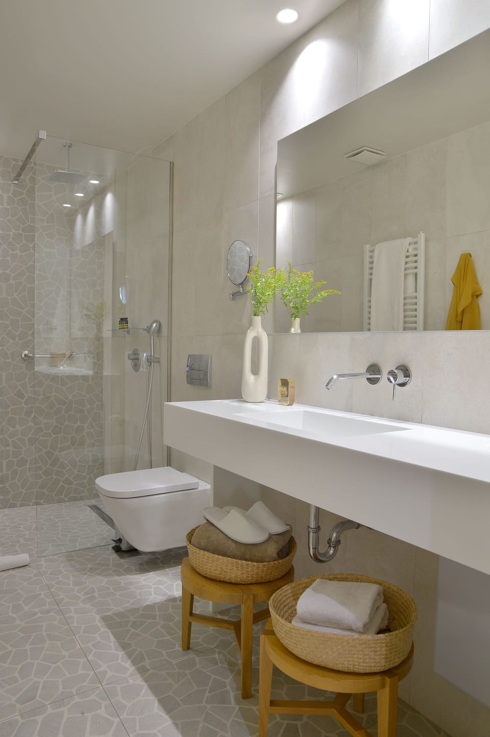 Executive King Room | Bathroom | Shower, free toiletries, hair dryer, bathrobes