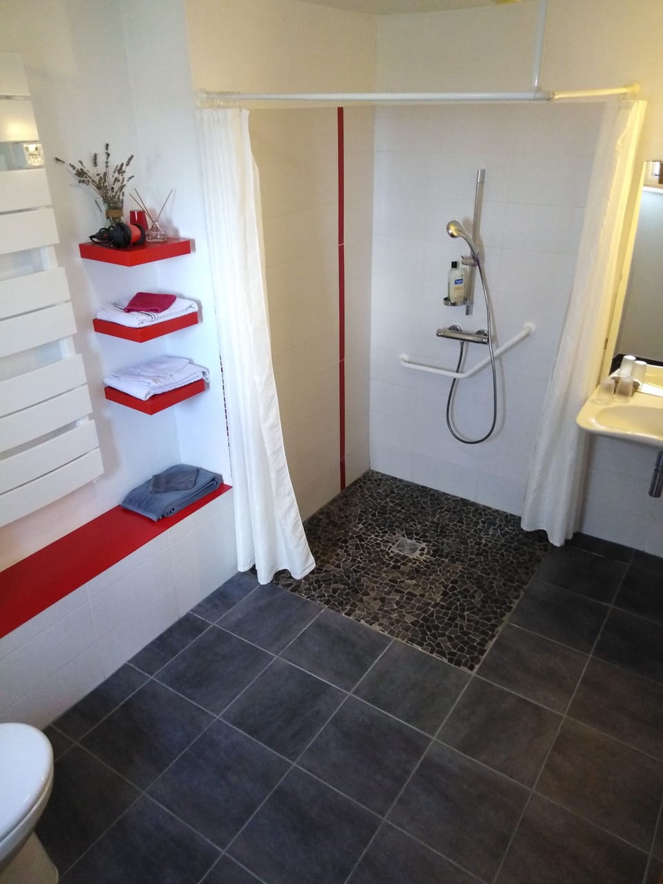 Chalet, Multiple Beds, Non Smoking | Bathroom | Shower, rainfall showerhead, free toiletries, hair dryer