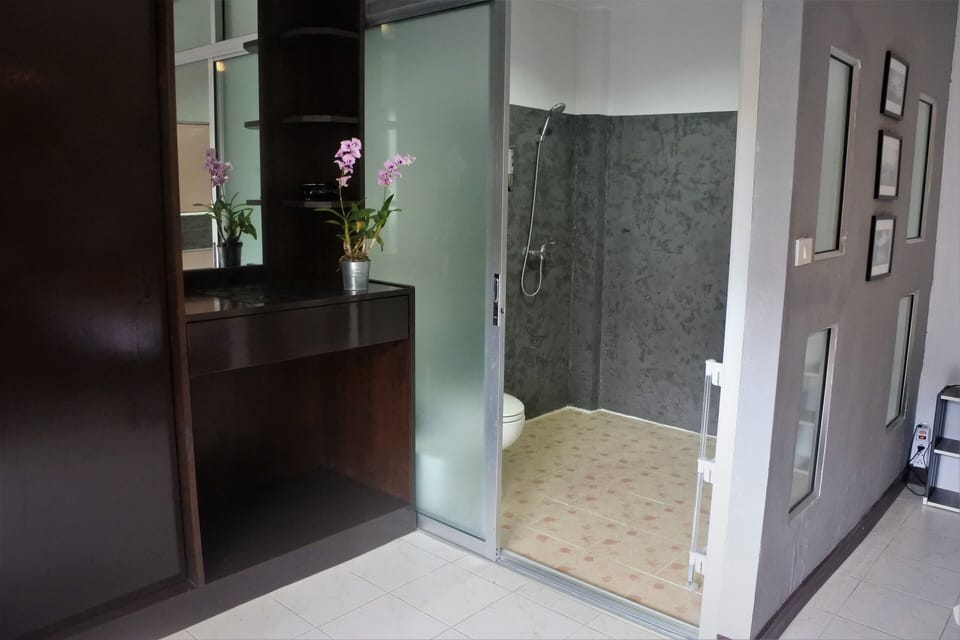 Family Quadruple Room | Bathroom | Shower, free toiletries, towels