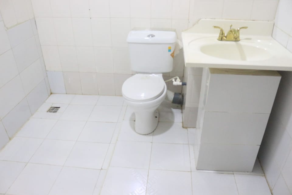 Executive Room, 1 Queen Bed, Non Smoking | Bathroom | Shower, rainfall showerhead, free toiletries, towels