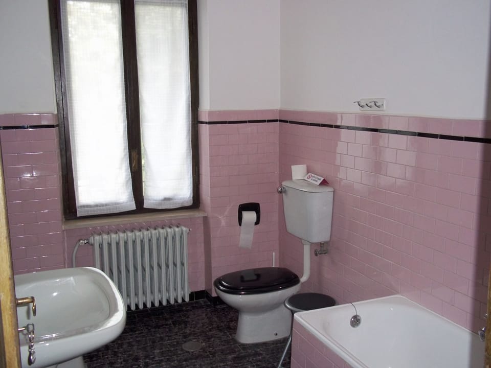 Comfort Double Room, Private Bathroom | Bathroom | Hair dryer, bidet, towels, shampoo