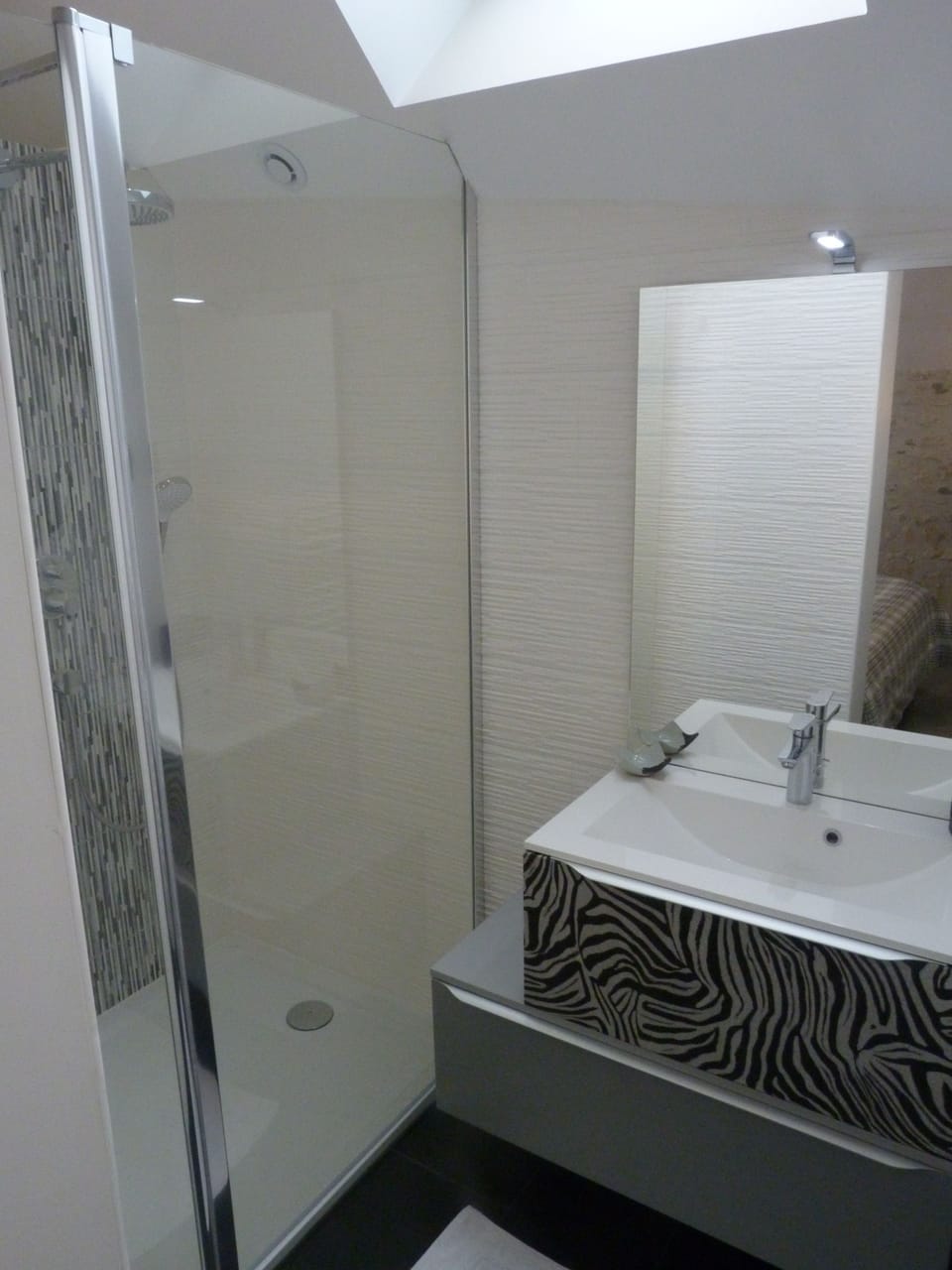 Double Room (Vert Ailleurs) | Bathroom | Shower, free toiletries, hair dryer, towels