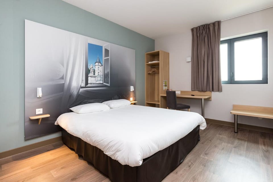 Double Room, Non Smoking | Desk, blackout drapes, soundproofing, free WiFi