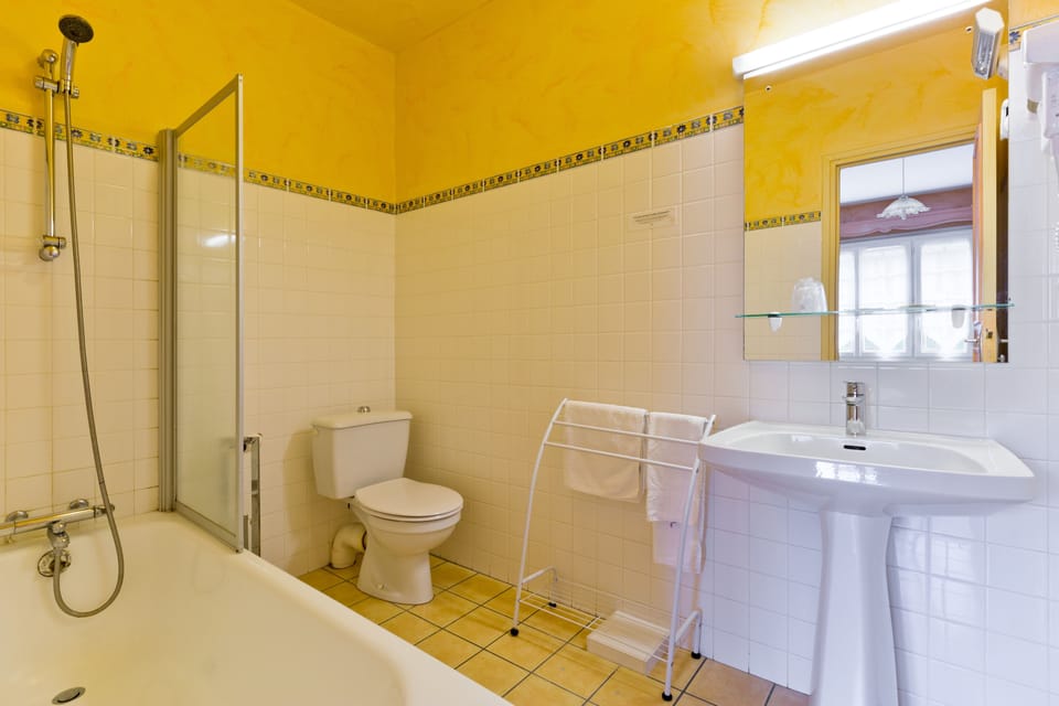 Standard Double Room | Bathroom | Combined shower/tub, deep soaking tub, free toiletries, hair dryer