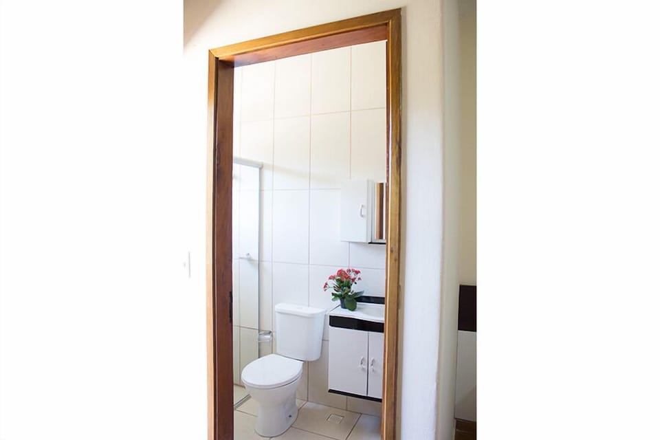 Quarto Casal | Bathroom | Shower, rainfall showerhead, free toiletries, hair dryer