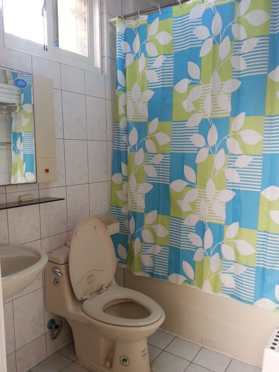 Gallery Double Room, 1 King Bed, Non Smoking | Bathroom | Free toiletries, hair dryer, slippers, towels