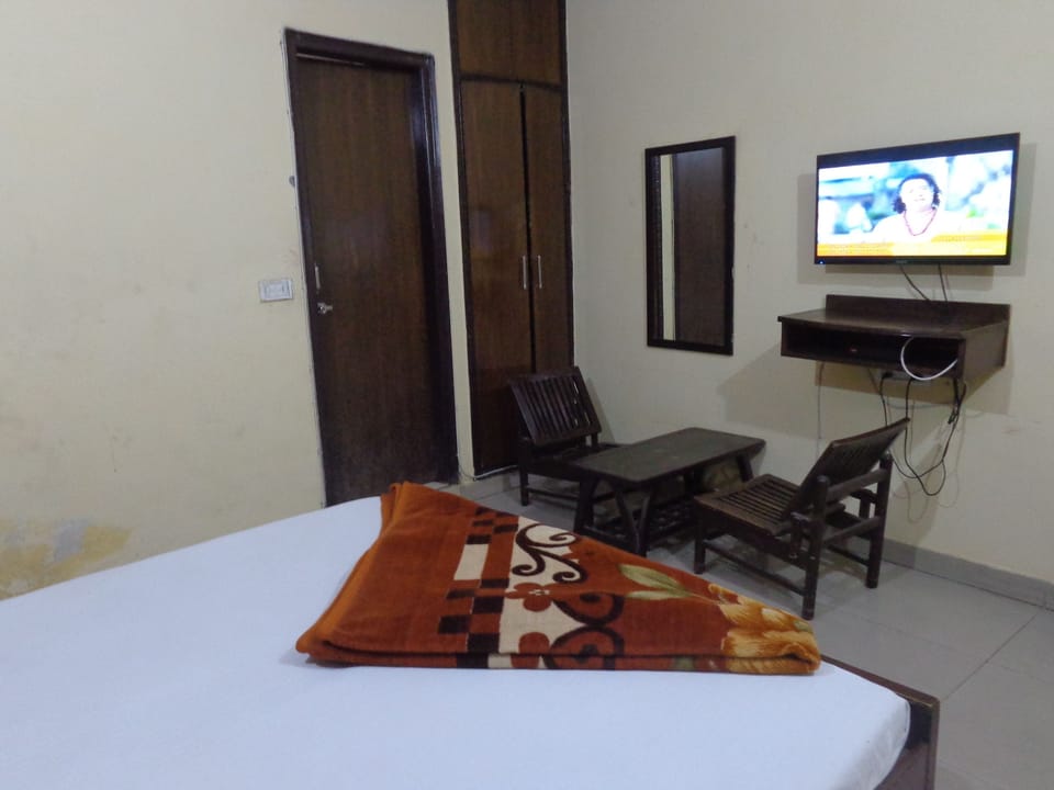 Classic Double Room | 1 bedroom, individually furnished, desk, free WiFi