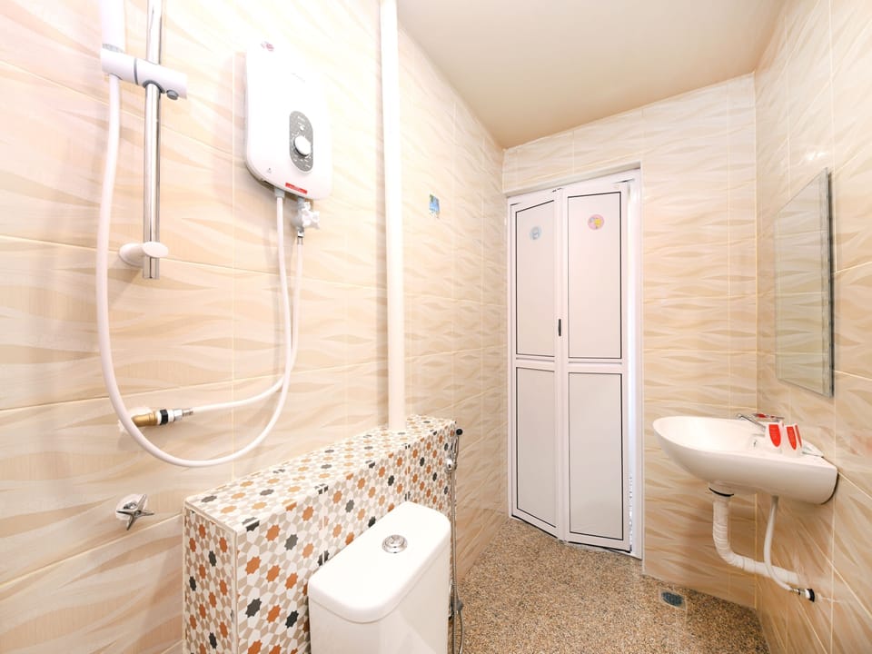 Deluxe Double Room, 1 Queen Bed | Bathroom | Shower, towels