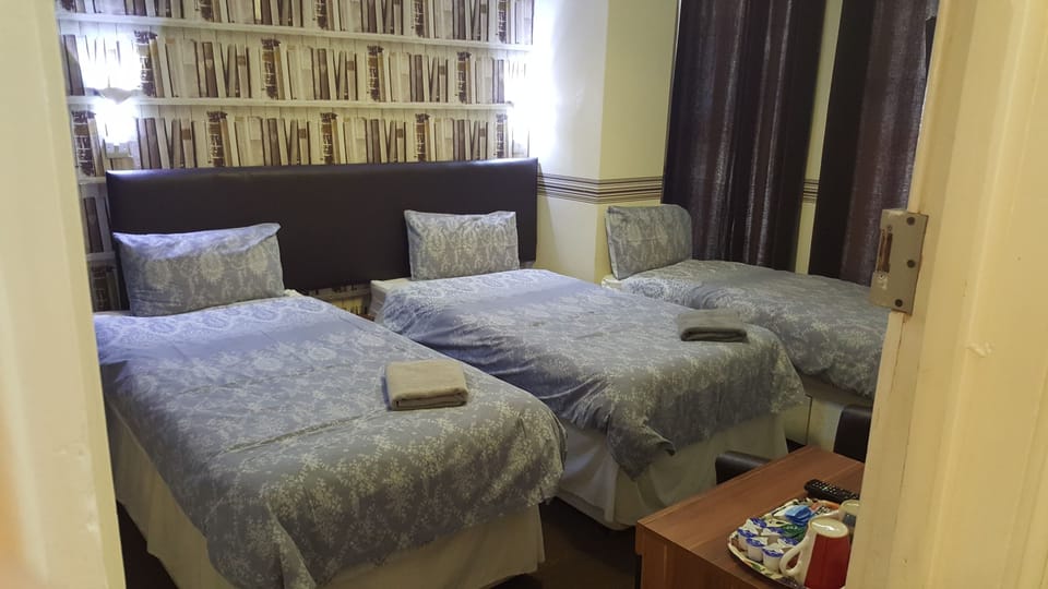 Triple Room, Ensuite | Soundproofing, free WiFi, bed sheets