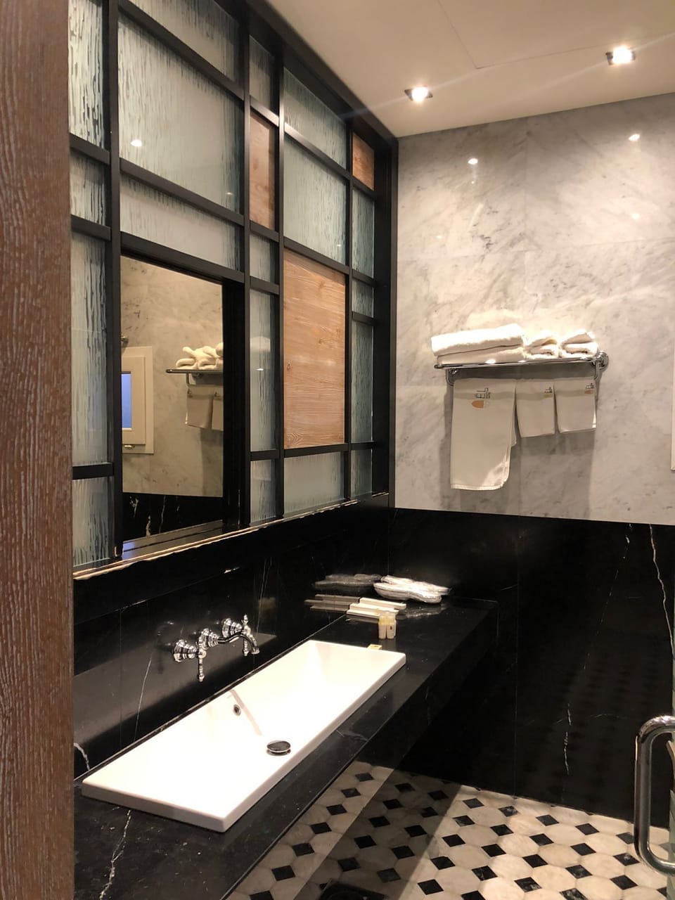 Deluxe Room | Bathroom | Free toiletries, hair dryer, slippers, towels