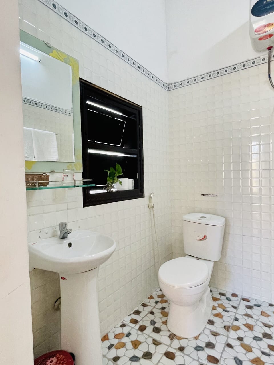 Family Room | Bathroom | Shower, free toiletries, hair dryer, slippers