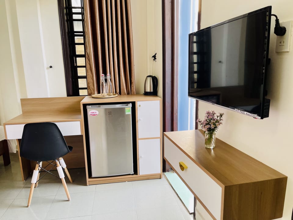 Family Room | Desk, free WiFi