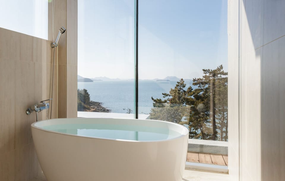 Club Hotel C VIP | Bathroom | Shower, free toiletries, hair dryer, bidet